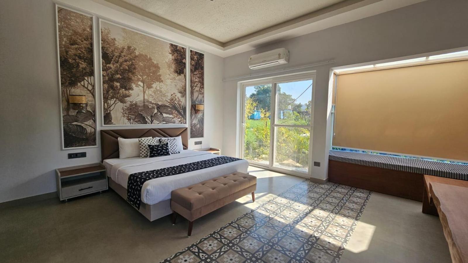 Srina Vilas, Corbett Lodge *