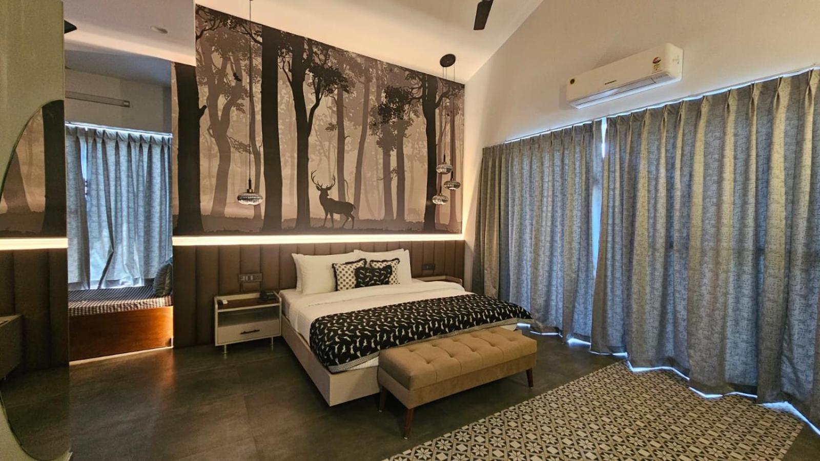 Srina Vilas, Corbett Lodge *